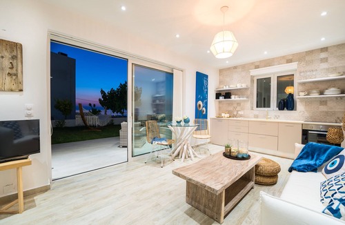 Stavromenos Villa | Villa Erythrous-relaxing holidays in a complex with common pool,private terrace