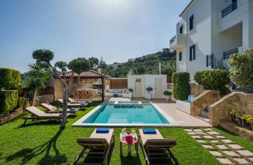 Afrata Villa | Villa Georgia Heated Pool & Jet-Tub