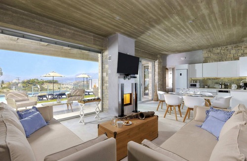 Kamilari Villa | Villa Kouros | 2 bedroom villa with a private pool | sleeps 6