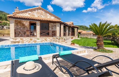 Mouzaki Villa | Villa La Isla with Private Pool