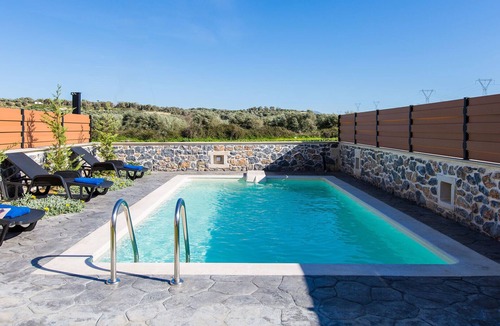 Houdetsi Villa | Villa Maria, Close to Sandy Beach & Amenities