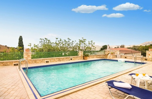 Agios Vasileios Villa | Villa Mourne, 2 BD, common pool, peaceful!