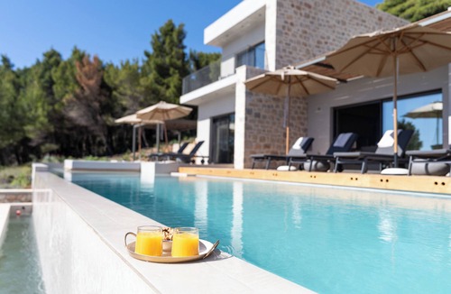 Evgiros Villa | Villa Pefko: Forest retreat near top beaches – private & serene