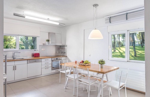 Sane Villa | Villa Pinewood - Six Bedroom Villa, Sleeps 12