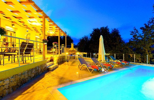 Monopari Villa | Villa Trules - Four Bedroom Villa, Sleeps 8