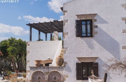 Sternes Villa | Villa Tzivaeri old mansion, huge private courtyard, BBQ, near airport sleeps 8+