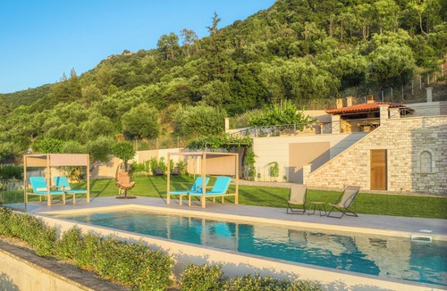 Kiparissia Villa | Villa With Unimpeded View to the Gulf of Kyparisia Next to the Medieval Castle
