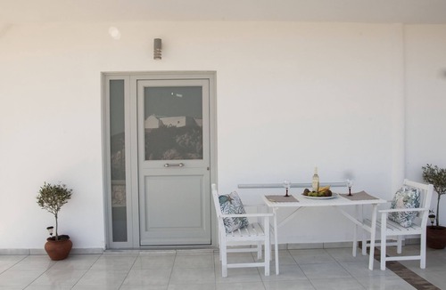 Menetai Apartment | Vista Mare Suites , 2 min drive to the sea (1)