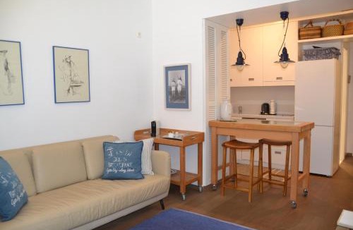 Vouliagmeni Apartment | Vouliagmeni seaside flat