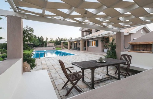 Lakithra Villa | walking distance of tavernas & mini-market.