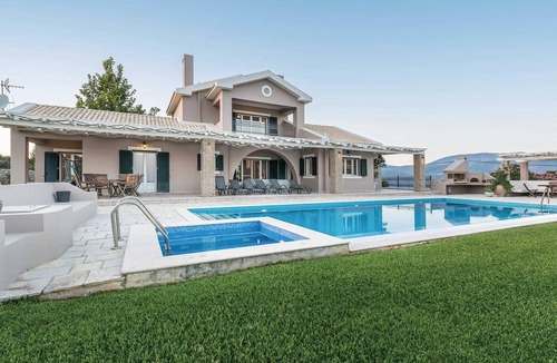 Lakithra Villa | walking distance of tavernas & mini-market.