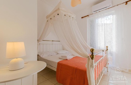 Nikita House | Waterlily 3-bedroom Maisonette, 75m to sandy beach