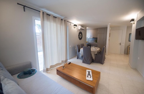 Kariotai Apartment | Well located 2BR apartment in Lefkada