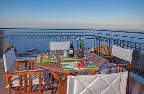 Likotinarea Villa | Where the Aegean blue speaks to your soul.