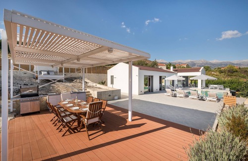 Champatha Villa | White Dream, Brand-New, Luxury Villa Heated Pool, Hot Tub