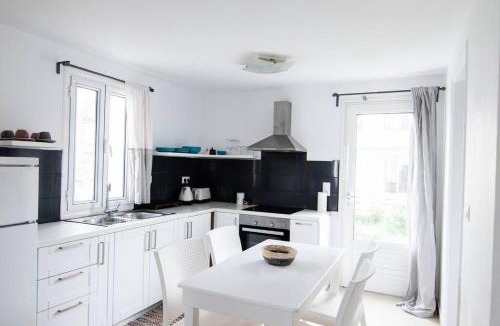Kamari Apartment | White Wave Villa, 3min walk from beach