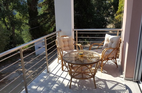 Termenades House | Wohlfühloase Inmitten Alter Oliven- und Zypressenbäumen