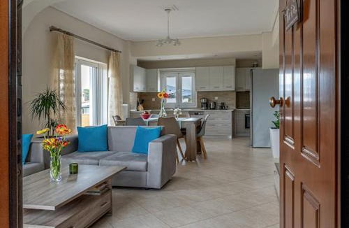 Palaia Fokaia Apartment | Yellow house