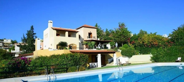 5 bedrooms (shared pool with 1 house)