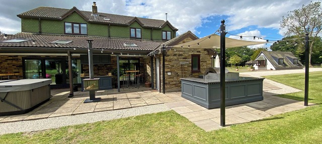 7 bedroom accommodation in Bishopsoil, near Goole