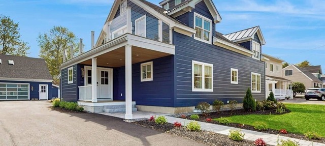 Beautifully updated beach home: walk to beach, restaurants & shops