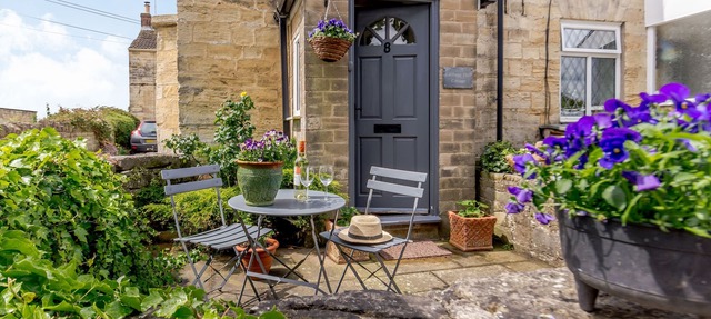 CABBAGE HALL COTTAGE, pet friendly, with a garden in Wetherby