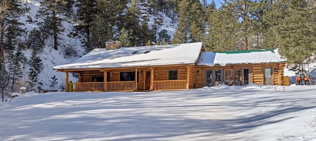 Captivating Rustic Log Cabin with Seasonal stream close to Estes Park and RMNP