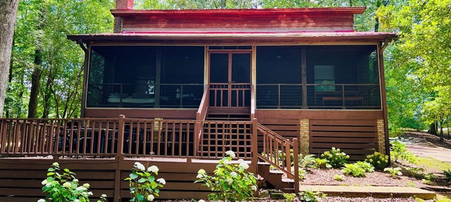 Charming River Cabin Retreat, Sleeps 14, near fishing and hunting + boat parking