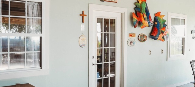 Charming studio with AC , WiFi, and 325 ft fishing pier with fishing lights.
