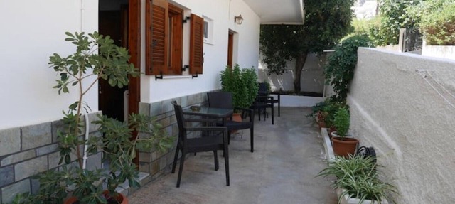 Chrysoula’s Convenient Triple Room with Yard