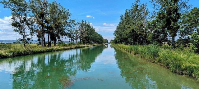 Cottage Flottant Insolite Terrasse Nature Pêche Près Dijon in Ouges