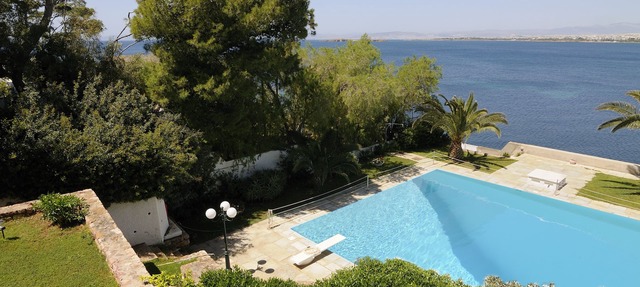 Family friendly & couples' luxury apartment by the beach w/pool & best sea view