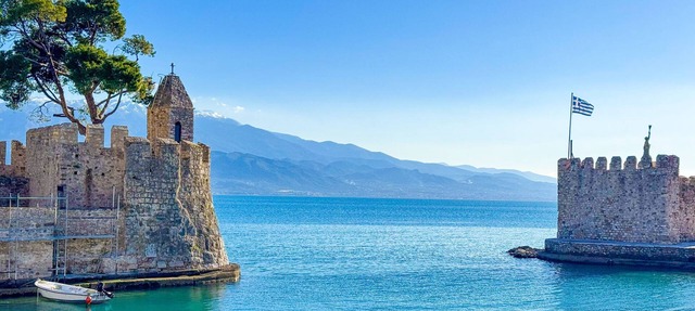 Giorgos House: Holiday Home in Nafpaktos, Near beach, taverns, WiFi
