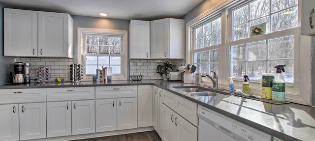 Hampton 'quiet Corner Cottage' w/Fireplace & Yard