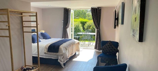 Immaculate 1-bed Studio With Outside Patio