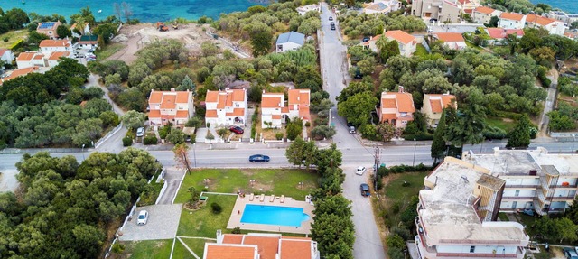 La Maison Blanche - Relaxing villa with private outdoor pool.