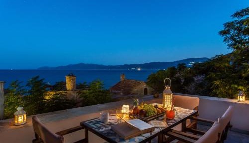 Myrsini's Castle House - Comfortable Residence with Large Balcony & Sea View