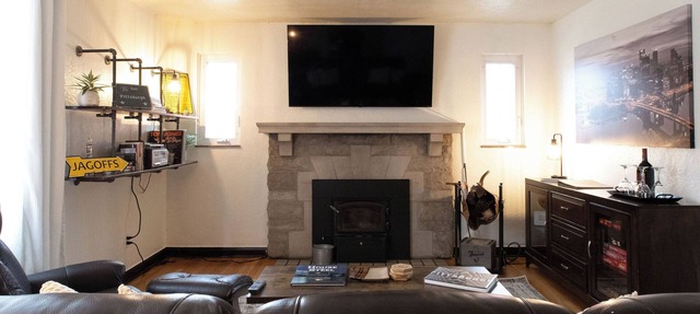 Pittsburgh Basecamp - Easy Access to Downtown- Sleeps 8 - Off-Street Parking