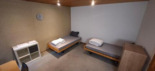 Pluto - Private Room with Shared Kitchen Shower and Toilet - Chur Old Town