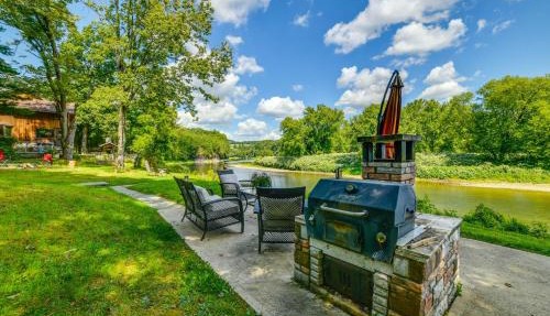 Riverfront Hallstead Cabin: Kayaks & Fire Pit!
