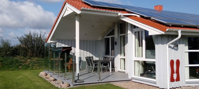spacious and comfortably furnished holiday home with sauna and fireplace