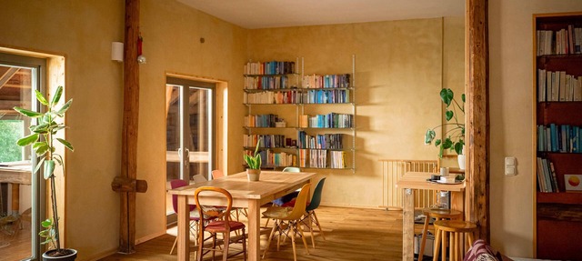 Spacious, bright studio with a view of nature