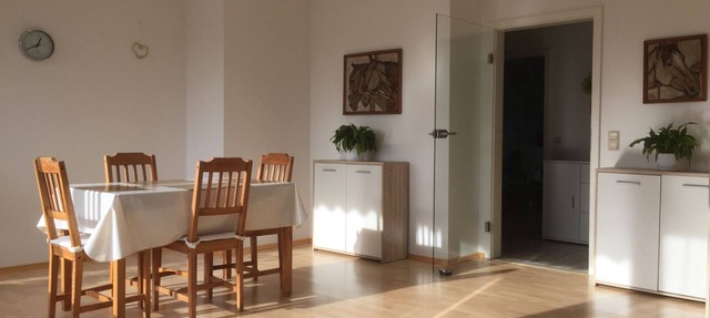 Spacious, light-flooded apartment, very good connection to train and highway