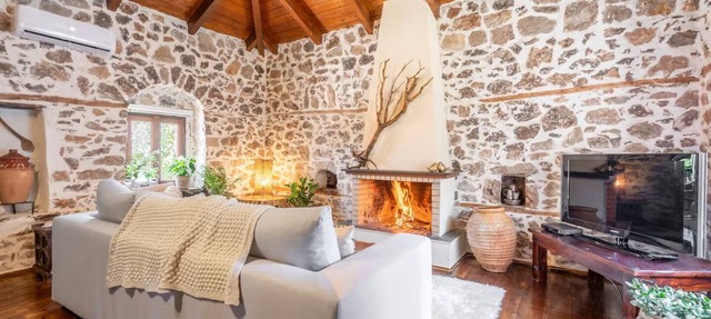 Stirida Stone House – Cozy Mountain Escape Near Arachova, Delphi & the Beach