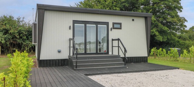 SUTTON FIELDS CHALET, pet friendly, with a garden in Frodsham