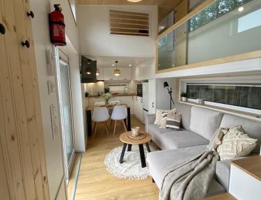 Tiny house auf Blaubeerfeld