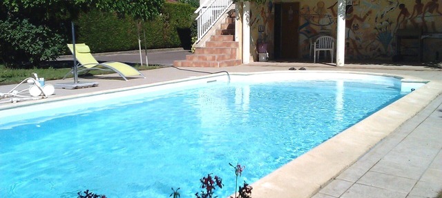 Villa Avec Piscine Proche Dijon in Ouges