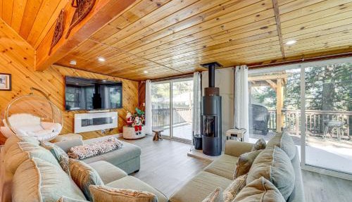 Wraparound Deck & Grill: Wrightwood Cabin Near PCT