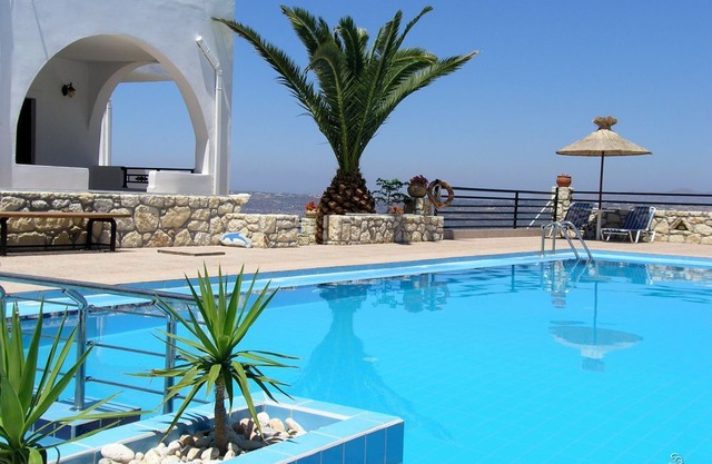 Aptera Apartment, Sleeps 4 with Pool and Air Con