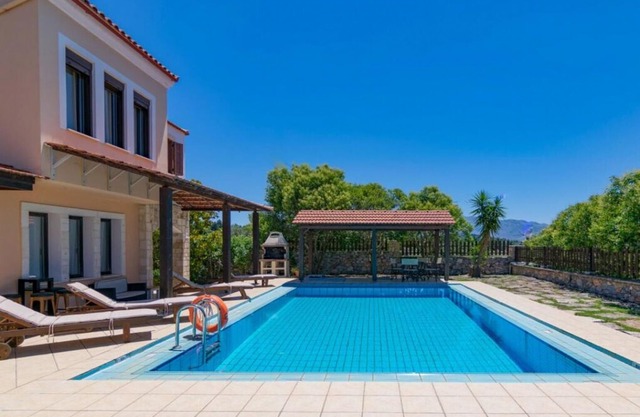 Ekklisies Tria: Large Private Pool, A/C, WiFi